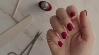 Profesyonel Moda Donanım Manikürü. Çivi hazırlama prosedürü. Kızıl sonbahar sonbahar tırnakları. Tırnak içi temizleyicisi. Tırnak törpüsü makası Üst Görünüm Evde kalıp manikür yapsana..