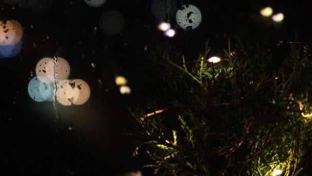 Kerst versierd eco kerstboom met bokeh lichten van auto 's op de achtergrond in de woonkamer' s nachts. Geen afval decoraties. Loop video, Winter vakantie sfeer — Stockvideo