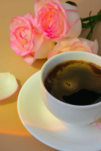 Rosa tierna sobre jarrón con taza de café blanco sobre fondo beige. Composición mínima. Romántica flor rosa pastel. Estética moderna. Tonos neutros de tierra. Desayuno por la mañana —  Fotos de Stock