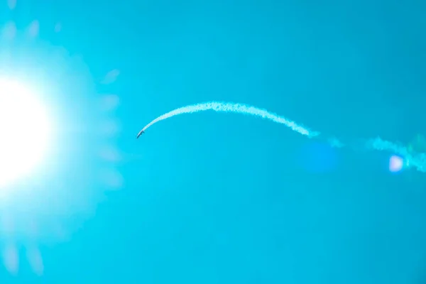 Vliegtuigen boven je hoofd. Vliegtuigen in formatie tijdens een aerobatics display als ze lussen en rollen door de lucht. Vliegtuig crasht. Vallende vliegtuigcrashes — Stockfoto