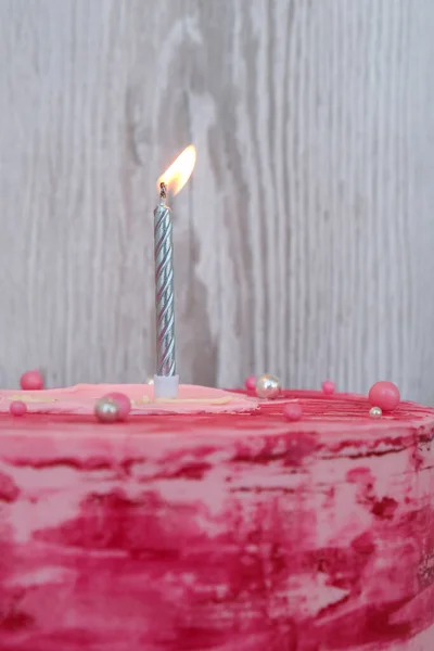 Widok Boku Kolorowy Różowy Tort Urodzinowy Jedną Palącą Się Świecą — Zdjęcie stockowe