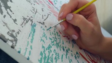 Sayılarla resim çekmek yaratıcı bir hobi. Yeni başlayanlar için resim yapmak. Kadın elleri tuvali boyuyor. Evde kilitli kalmak için boş zaman aktivitesi. Stres karşıtı bir fikir. Meditasyon, rahatlama konsepti