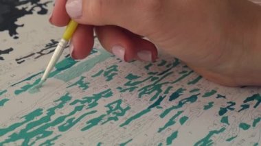 Sayılarla resim çekmek yaratıcı bir hobi. Yeni başlayanlar için resim yapmak. Kadın elleri tuvali boyuyor. Evde kilitli kalmak için boş zaman aktivitesi. Stres karşıtı bir fikir. Meditasyon, rahatlama konsepti