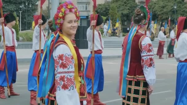Kiev, Ukrayna Temmuz 2021 - Ukrayna ulusal giyim - nakış. Nakışlı gömleklerle gülümseyen gençler. Etnografik Ukrayna giysileri — Stok video