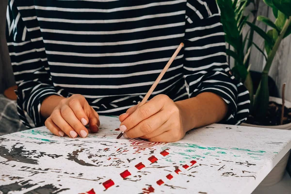 Kadın elleri tuvali boyuyor. Yaratıcı bir hobi. Yeni başlayanlar için resim yapmak. Evde kilitli kalmak için boş zaman aktivitesi, stres önleyici bir fikir. Meditasyon, rahatlama konsepti. Farkındalık canlılık
