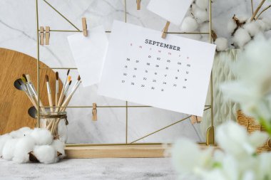 EYLÜL CALENDAR Kart ve posterleri şebeke panosundaki gibi. Uzayı kopyala Merkez ofis masaüstü. Serbest blog yazarlarının işyeri. Fırçalar ve palet araçları yaratıcı