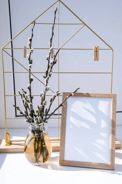 用玻璃瓶中的柳枝装饰内部的画框 早春时节 一丛丛盛开的枫树柳树 艺术概念 斯堪的纳维亚室内设计 复活节静谧的生命 — 图库照片