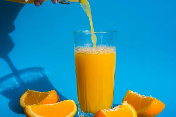 Pouring Orange Juice Stream Jug Glass Squeezing Orange Juice Sliced — Stock Photo, Image