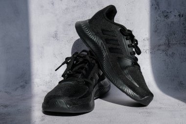 Kiev Ukrayna - Ekim 2021 Siyah Adidas Koşu Botları. Çok uluslu şirket. Ürün çekimleri. Adidas kadın adayları için hızlı koşu ayakkabıları - illüstrasyon makalesi. Kadınlar ve erkekler için Unisex