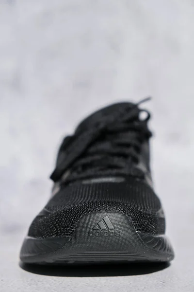 Kiew Ukraine Oktober 2021 Schwarze Adidas Laufschuhe Multinationales Unternehmen Produktaufnahmen — Stockfoto