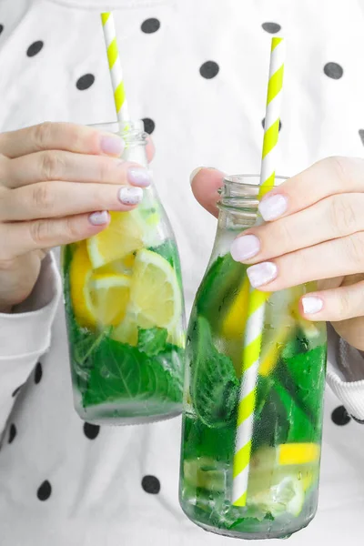 Mano Femenina Sosteniendo Cóctel Refrescante Mojito Con Paja Beber Papel — Foto de Stock