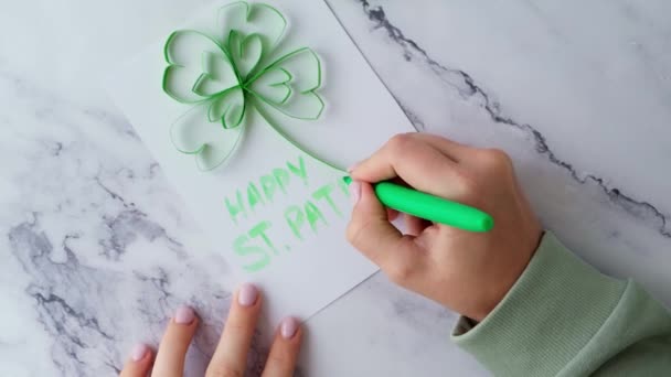 Tarjeta de felicitación Diy St. Patricks Day hecha de tréboles de Quilling y papel sobre fondo blanco. Idea de regalo, decoración Primavera, feliz día de Patrick. Paso a paso. — Vídeos de Stock