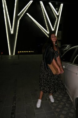 Takılıyoruz. Geceleri otoparkta pizza yiyen sıradan bir kadın. Yaşam tarzı milenyum jenerasyonu z jenerasyonu