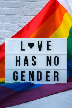 Işık ve mesaj kutulu gökkuşağı bayrağının cenneti yoktur. İpek kumaştan yapılmış gökkuşağı lgbtq bayrağı. LGBTQ gurur ayının sembolü. Eşit haklar. Barış ve özgürlük. LGBTQ topluluğunu destekle