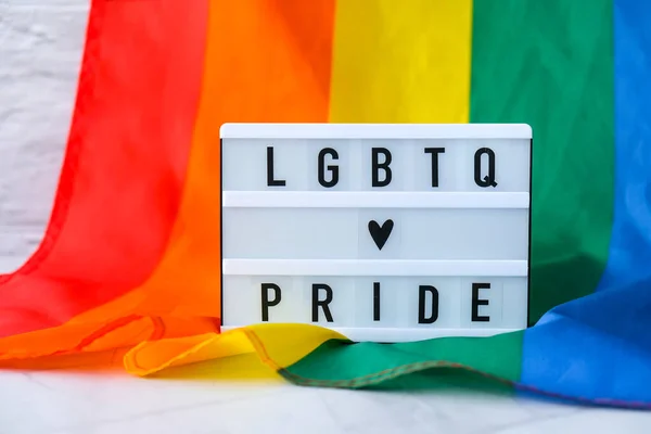 ライトボックスとテキストLgbtq Prideとレインボーフラグ シルク素材で作られたレインボーLgbtqフラグ Lgbtqプライド月間のシンボル 平等な権利 平和と自由 Lgbtqコミュニティ — ストック写真
