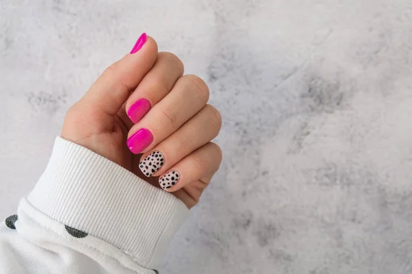 Χειροποίητα Γυναικεία Χέρια Κομψά Ροζ Νύχια Και Σχέδιο Μοντέρνο Μοντέρνο — Φωτογραφία Αρχείου