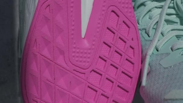 Kiev Ukraina - oktober 2021 Nya moderiktiga moderna blå och rosa adidas löparkängor. Produktbilder. adidas löparskor för löpning för kvinnor - illustrativ ledare — Stockvideo