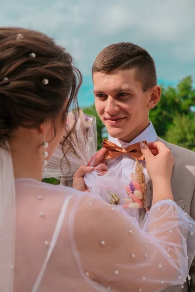 Enfrenta recém-casados felizes no pofil. A noiva e o noivo gentilmente olham um para o outro. Noivo e noiva. Família recém-nascida — Fotografia de Stock