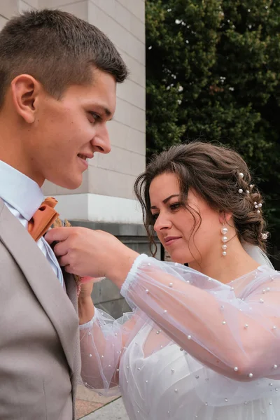 Enfrenta recém-casados felizes no pofil. A noiva e o noivo gentilmente olham um para o outro. Noivo e noiva. Família recém-nascida — Fotografia de Stock