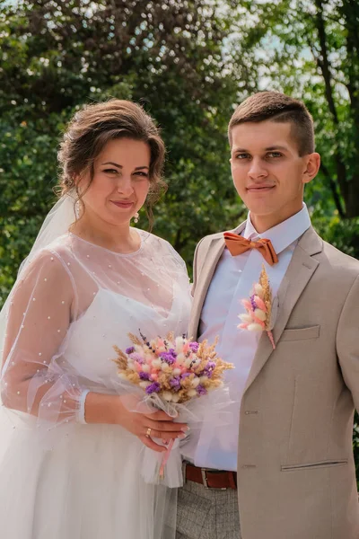 Enfrenta recém-casados felizes no pofil. A noiva e o noivo gentilmente olham um para o outro. Noivo e noiva. Família recém-nascida — Fotografia de Stock