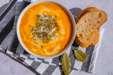 Ev yapımı havuç ve zencefilli körfez çorbası. Mevsimlik geleneksel balkabağı çorbası kremalı ipeksi dokulu. Sağlıklı vejetaryen yemeği. Mevsimlik baharatlı sonbahar sebzeleri kremalı balkabağı ve havuç çorbası antiviral enfeksiyonları önler.