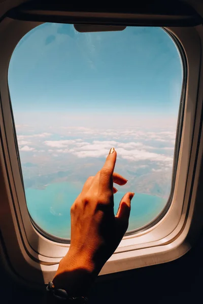 Vuelo Avión Mano Femenina Vista Desde Ventana Del Avión Avión — Foto de Stock