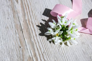 Ahşap arka planda bir buket kar damlası. Uzayı kopyala Tatil konsepti. Güzel bahar çiçekleri. İlkbahar