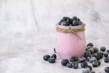 Masada yoğurt ve yabanmersinli kase. Taze yaban mersinli yaban mersinli yoğurt. Sağlıklı kahvaltı. Vejetaryen vejetaryen yemeği yiyen süper sağlıklı yiyecekler. Beslenme