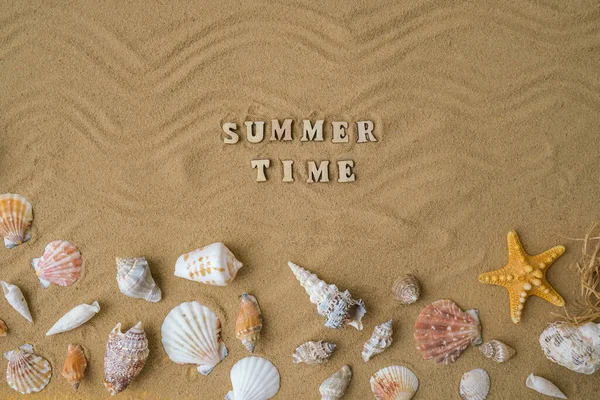 Komposition Mit Text Sommer Time Muscheln Kieselsteine Attrappe Auf Sandgrund — Stockfoto