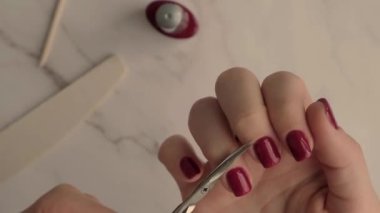 Profesyonel Moda Donanım Manikürü. Çivi hazırlama prosedürü. Kızıl sonbahar sonbahar tırnakları. Tırnak içi temizleyicisi. Tırnak törpüsü makası Üst Görünüm Evde kalıp manikür yapsana..