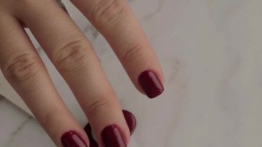 Profesyonel Moda Donanım Manikürü. Çivi hazırlama prosedürü. Kızıl sonbahar sonbahar tırnakları. Tırnak içi temizleyicisi. Tırnak törpüsü makası Üst Görünüm Evde kalıp manikür yapsana..
