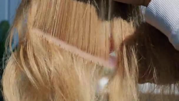 Занепокоєна жінка, що тримає щітку з випаданням волосся після чищення. Грудочка волосся, проблема росту, проблеми догляду за волоссям . — стокове відео