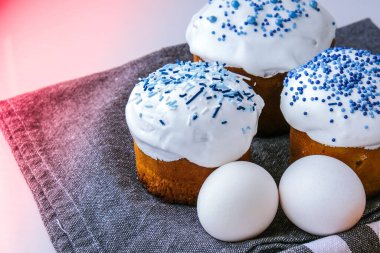 Paskalya yumurtaları. Mutlu Paskalyalar. Ortodoks Paskalya tatili. Geleneksel yemek. Yaratıcı moda ev yapımı paskalya pastası. Seçici odak