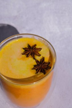Balkabaklı, baharatlı latte. Anason yıldızları. Baharatlı balkabağı aromalı sonbahar kahvesi mevsimlik sıcak içecek. Cadılar Bayramı ve Şükran Günü için Sonbahar İçkileri