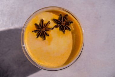 Balkabaklı, baharatlı latte. Anason yıldızları. Baharatlı balkabağı aromalı sonbahar kahvesi mevsimlik sıcak içecek. Cadılar Bayramı ve Şükran Günü için Sonbahar İçkileri