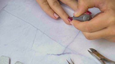 Profesyonel Moda Donanım Manikürü. Çivi hazırlama prosedürü. Kızıl sonbahar sonbahar tırnakları. Tırnak içi temizleyicisi. Tırnak törpüsü makası. Evde tek başına manikür yap..