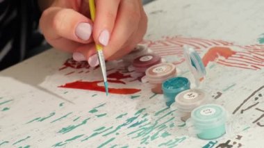 Kadın elleri tuvali boyuyor. Yaratıcı bir hobi. Yeni başlayanlar için resim yapmak. Evde kilitli kalmak için boş zaman aktivitesi, stres önleyici bir fikir. Meditasyon, rahatlama konsepti