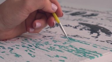 Kadın elleri tuvali boyuyor. Yaratıcı bir hobi. Yeni başlayanlar için resim yapmak. Evde kilitli kalmak için boş zaman aktivitesi, stres önleyici bir fikir. Meditasyon, rahatlama konsepti