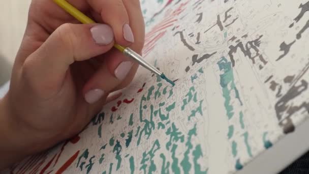 Weibliche Hände malen Leinwand Bild nach Zahlen Kreatives Hobby. Malen für Anfänger. Freizeitaktivität für zu Hause, Anti-Stress-Idee. Meditation, Entspannungskonzept — Stockvideo