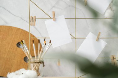 Kartlar ve posterler şebeke panosundaki gibi. Uzayı kopyala Tasarımcı hipster boyacı ofis masa dekorasyonu. Merkez ofis masaüstü. Serbest blog yazarlarının işyeri. Fırçalar ve paletler