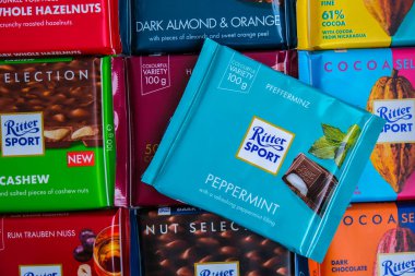 Kiev Ukrayna - Ekim 2021 Ritter çikolatalı spor barları. Alman çikolatası, farklı tatlar. Alfred Ritter GmbH Co tarafından yapılmış kare çikolatalı çikolata.