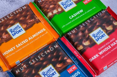 Kiev Ukrayna - Ekim 2021 Fındık Seçimi Çikolatalı Ritter Alman Çikolatası, farklı tatlar. Alfred Ritter GmbH Co tarafından yapılmış kare çikolatalı çikolata.