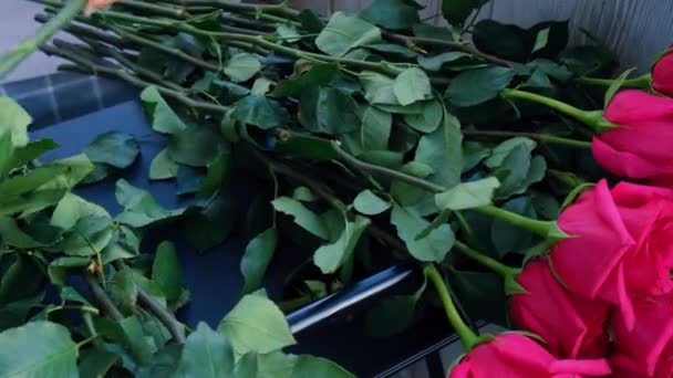 Ανθοπωλείο που κανονίζουν ένα μπουκέτο από ροζ τριαντάφυλλα. Κοντινό πλάνο ανθοπωλείο που εργάζεται κοπή τριαντάφυλλα στέλεχος με ψαλίδια κλαδέματος, ενώ κάνοντας σύνθεση οργανώσει. Ημέρα εργασίας στο ανθοπωλείο κομμωτήριο — Αρχείο Βίντεο