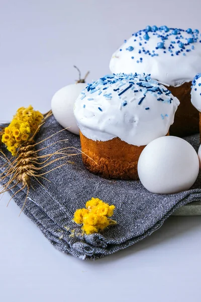 Пасхальные яйца. Счастливой Светлой Пасхи. Православный пасхальный праздник. Традиционная еда. Творческий стильный тренд Домашний пасхальный торт. Селективный фокус — стоковое фото