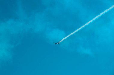 Kiev Ukrayna Temmuz 2021, üstten uçan uçaklar. Bir akrobasi sırasında havada dönüp duran uçaklar oluşum halindeler. Uçak motoru arızalandı. Uçak kazası..