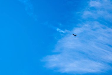Üstten uçan uçak. Bir akrobasi sırasında havada dönüp duran uçaklar oluşum halindeler. Uçak motoru arızalandı. Düşen uçak kazaları