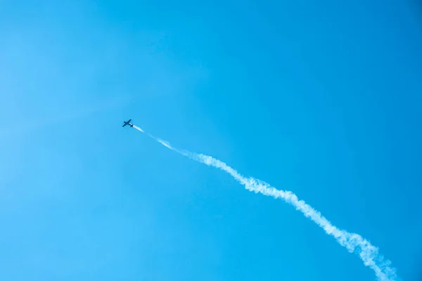 Overhead flying aircraft. Aircraft in formation during an aerobatics display as they loop and roll through the sky. Plane crashes. Falling airplane crashes — Stock Photo, Image