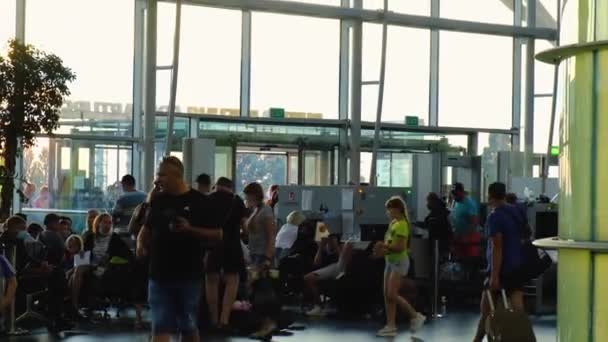 Kiev, Ucrania Junio 2021 Las personas en el aeropuerto internacional mirando el tablero de información de vuelo, comprobando sus vuelos. Turistas en el aeropuerto internacional horario de vuelo terminal. — Vídeo de stock