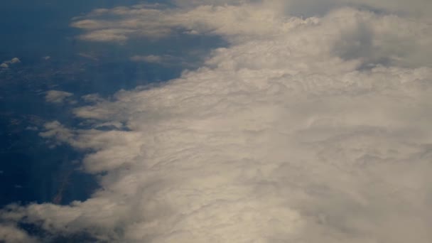 Lot samolotem. Widok z okna samolotu. Samolot, samolot. Podróżuje samolotem. 4k. Widok z okna samolotu Nad chmurami Niesamowite puszyste chmury poruszające się delikatnie na niebie z lotu ptaka — Wideo stockowe