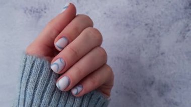 Modaya uygun mavi kadın tırnakları. Modern moda stil güzel manikür. Sonbahar kış tırnağı, güzellik tedavisinin minimalist tasarım konsepti. Jel tırnaklar. Cilt bakımı. Güzellik reklamı